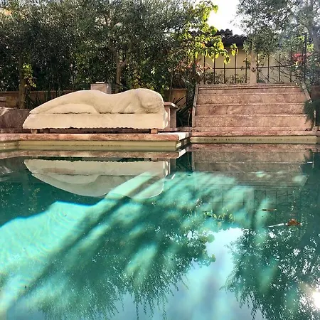 Beautiful Medieval House W Pool In Center