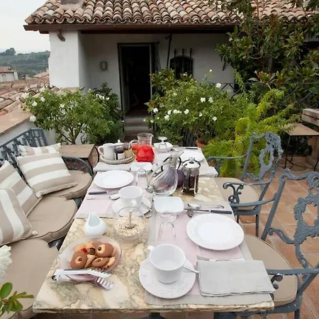 Beautiful Medieval House W Pool In Center